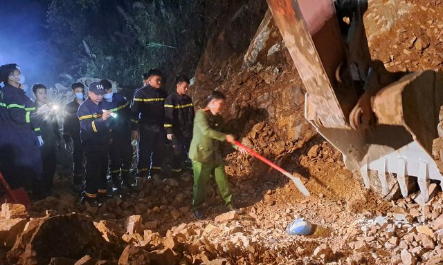 Tìm thấy thi thể nạn nhân thứ 3 trong vụ sạt lở đất đá trên Quốc lộ 6