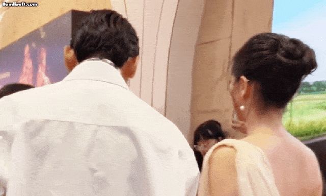 Bắt gặp cặp sao Vbiz cách nhau 16 tuổi công khai tình tứ, nhà gái đẹp ác liệt ai ngắm cũng phải mê