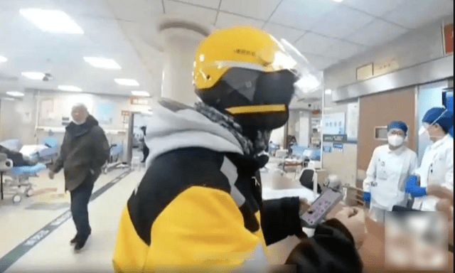 Đặt đồ ăn nhưng người giao hàng tới là cảnh sát, vị khách thót tim khi nghe sự thật về anh shipper