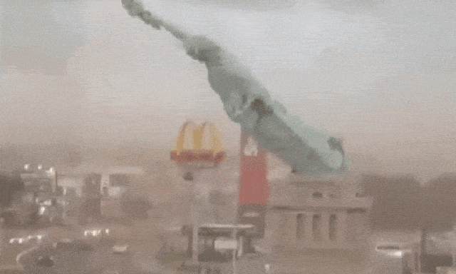 Tượng Nữ thần Tự do ở Brazil bị gió quật đổ