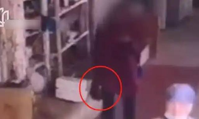 Bức xúc vì bị khách đánh giá xấu, shipper đã lén lút làm 1 điều khi giao hàng