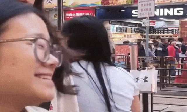 Nam diễn viên đình đám phải đi phát tờ rơi, bẽ bàng bị tất cả mọi người phớt lờ