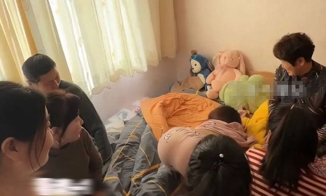 Sao có thể làm vậy trong phòng ngủ của một cô gái trẻ?