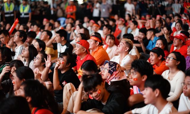 Không khí tại trung tâm TP.HCM ngay lúc này: Cổ động viên không khỏi tiếc nuối với những cơ hội bị bỏ lỡ của U22 Việt Nam