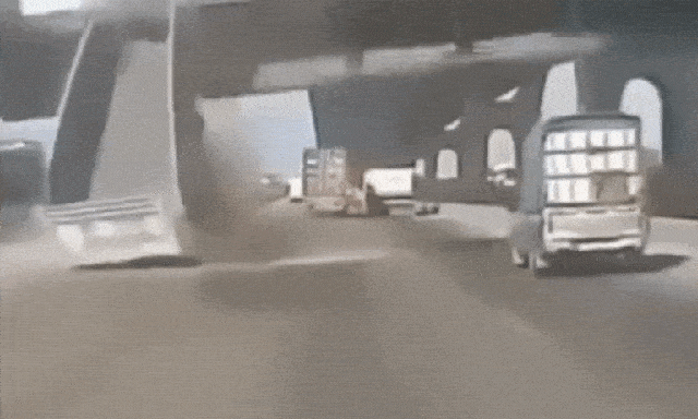 Thái Lan: Cầu đi bộ bất ngờ sập kinh hoàng, đè bẹp nhiều ô tô