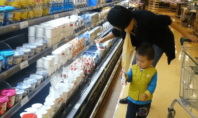 Con trai 4 tuổi lén ăn 1 quả cherry trong siêu thị, bị nhân viên đòi bồi thường nguyên cân: Phản ứng của người mẹ gây bão