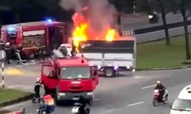 Tài xế nhanh trí lái xe tải bị cháy đến trụ sở cảnh sát nhờ dập lửa ở TP.HCM