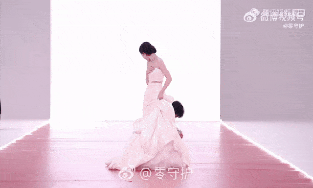 Cặp diễn viên phim giờ vàng lộ hint hẹn hò trên sóng trực tiếp, đồng nghiệp công khai đẩy thuyền