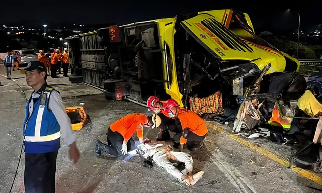 Kinh hoàng xe buýt lật ngang sau khi lao thẳng dải phân cách khiến ít nhất 16 người thiệt mạng