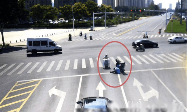 Shipper đột quỵ ngay giữa ngã 4 khi đang giao hàng, được người đi đường cứu sống thần kỳ: Danh tính cô gái gây ngỡ ngàng