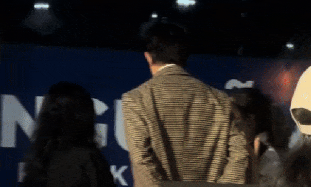 Clip HOT: Mỹ nam Việt vừa bước lên thảm đỏ là cả dàn sao phải chịu thua, camera dí sát rạt không ra khuyết điểm