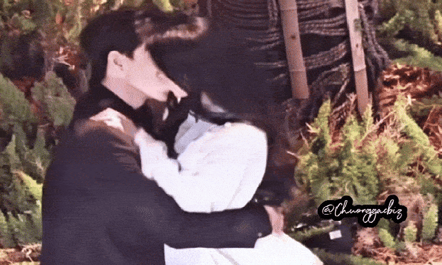 Bắt gặp cặp đôi ngôn tình hôn nhau mãnh liệt giữa phố: Nhà gái đẹp nức tiếng, xem khiến nhiều người 