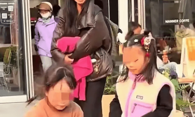 Chỉ vài giây va chạm giữa hai đứa trẻ, cách phản ứng của người mẹ khiến dân mạng lắc đầu: 