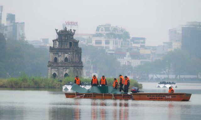 Không khí trước đêm Giao thừa: Người Hà Nội háo hức mong chờ màn pháo hoa 