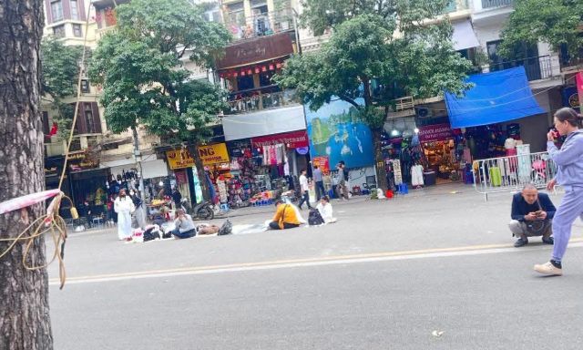 15h chiều cuối năm, Hà Nội đã sẵn sàng đón năm mới: Nhiều người trải bạt, giữ chỗ, chờ xem pháo hoa trước 9 tiếng