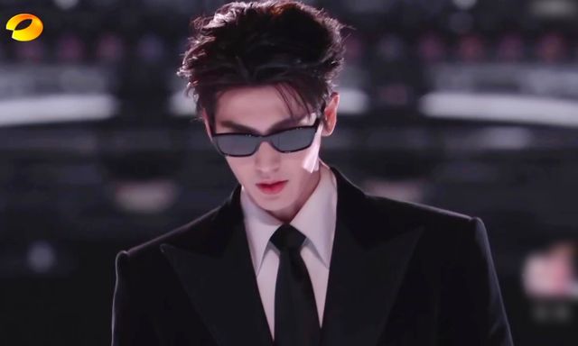 Mỹ nam đẹp nhất Đêm hội giao thừa 2026: Visual thách thức cả showbiz, pháo hoa đêm nay cũng không đẹp bằng