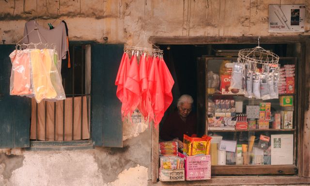 Điểm check-in lạ giữa Hà Nội: Quán tạp hóa cũ gợi cả bầu trời tuổi thơ, thái độ của bà chủ quán khi nhiều người tìm đến chụp ảnh