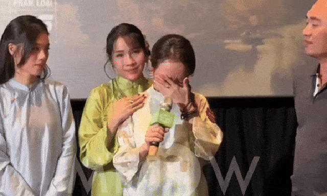 Clip: Thu Trang bật khóc nức nở trước hàng trăm người, nghe lý do ai cũng thương