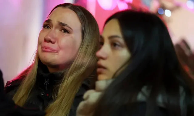 Thảm kịch hỏa hoạn tại Thụy Sĩ khiến 155 người thương vong: Cha mẹ tuyệt vọng tìm con không thể nhận dạng, hàng trăm người thắp nến tưởng niệm