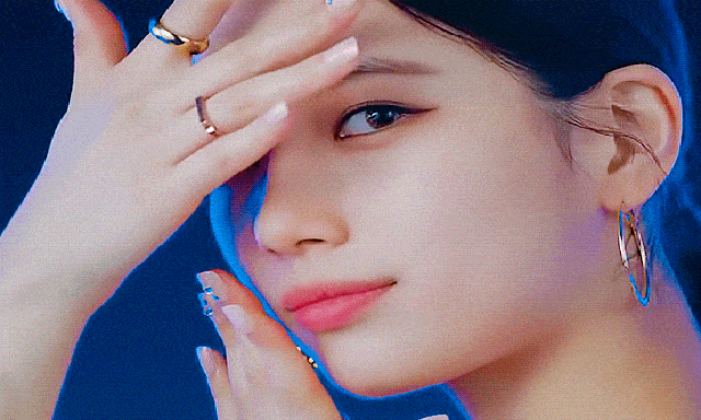 Điều bất thường trong đôi mắt của Suzy đang viral khắp cõi mạng