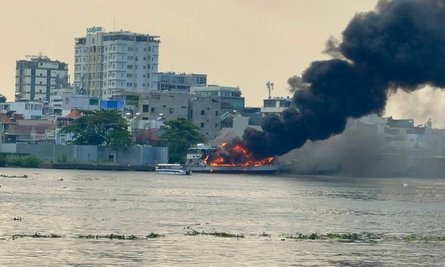 Du thuyền trên sông Sài Gòn bốc cháy, khói bốc cao hàng chục mét