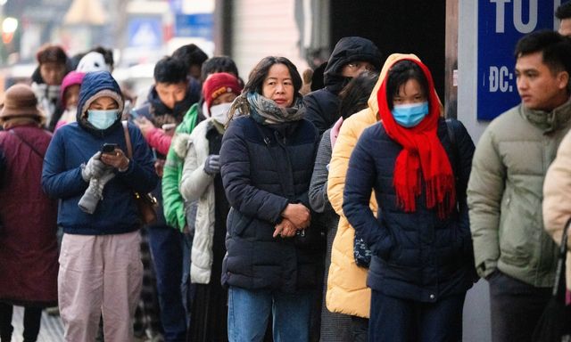 Hà Nội rét cắt da 10°C, phố Cầu Giấy xuất hiện cảnh tượng hiếm thấy từ 3h sáng