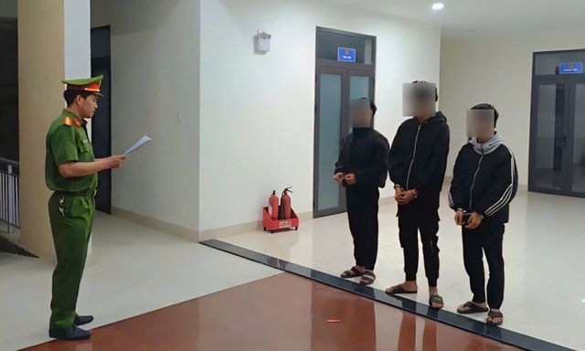 3 thanh niên sinh năm 2010 và 2011 rủ bé gái đến phòng trọ rồi dùng rựa đe dọa, hiếp dâm