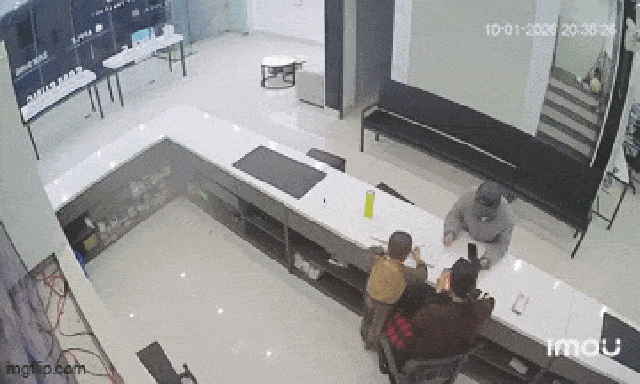 Đấm nữ nhân viên rồi cướp điện thoại trong cửa hàng ở Nghệ An, Nguyễn Văn Hưng bị bắt tại nơi không ngờ 