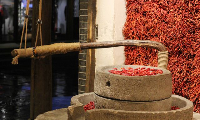 Du lịch Trung Quốc, khách Việt toát mồ hôi khi bước vào tiệm đặc sản bên đường: 