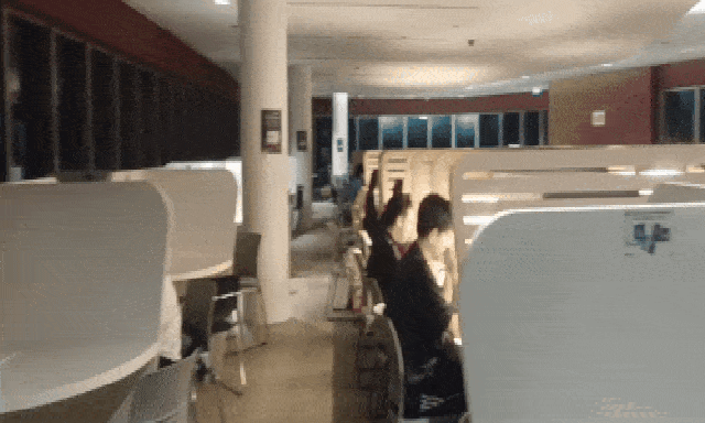 Chuyện gì đang xảy ra ở thư viện lúc 11h đêm vậy?