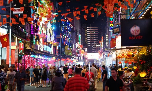 TP.HCM trước giờ bóng lăn bán kết U23 châu Á 2026: Nhiều tuyến phố đã phấp phới màu cờ, màn hình LED sáng rực chờ U23 Việt Nam