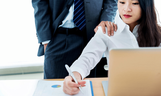 Đang ngồi làm việc, sếp nam đập tay vào lưng, nhân viên nữ có phản ứng chuẩn EQ cao, hôm sau được tăng lương