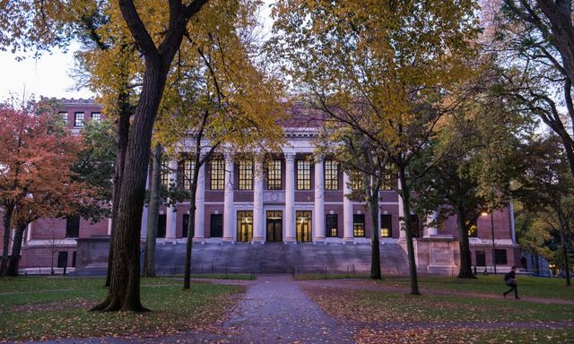 Vì sao Harvard toàn đào tạo ra tổng thống, tỷ phú và học giả hàng đầu? Câu trả lời nằm ngay trong thư viện trường
