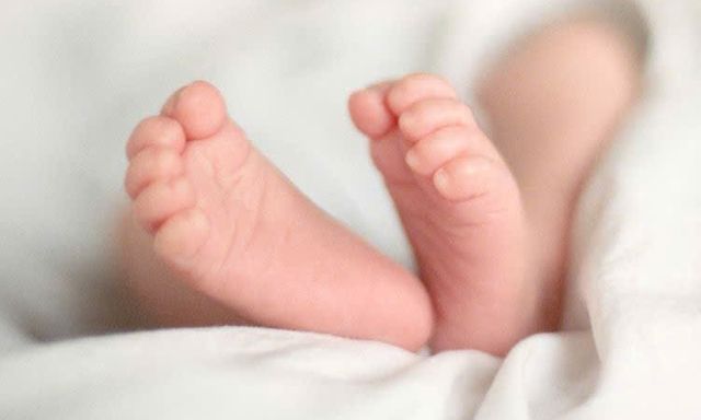 Cú sốc IVF: Cặp đôi bàng hoàng phát hiện con gái mình sinh ra không cùng huyết thống với cả 2 vợ chồng