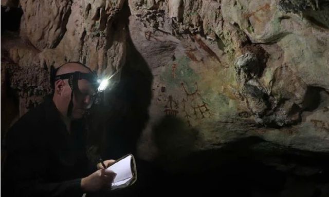 Phát hiện rúng động: Hình in bàn tay bí ẩn gần 68.000 năm tuổi trong hang động