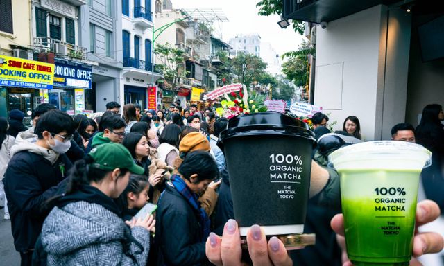 Giới trẻ Hà Nội chầu chực xếp hàng vì ly matcha đắt nhất Nhật Bản bất chấp gió lạnh co ro