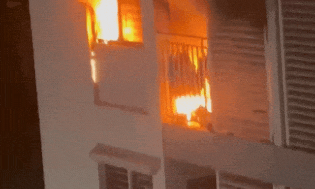 Clip cận cảnh ngọn lửa bao trùm căn hộ chung cư Ehome S, 3 mẹ con nguy kịch