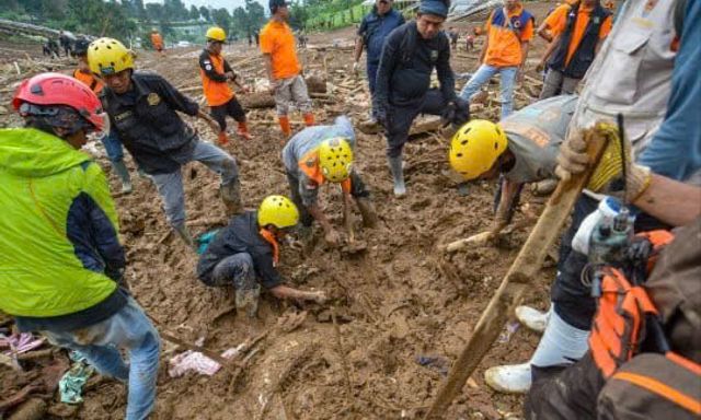 Chạy đua từng phút cứu hộ 34 ngôi nhà bị chôn vùi sau sạt lở kinh hoàng: Nhiều thi thể được tìm thấy, 72 người vẫn mất tích 