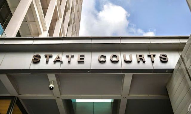 Quấy rối tình dục một phụ nữ 20 tuổi trên bàn mổ, cựu bác sĩ 72 tuổi được toà ân xá