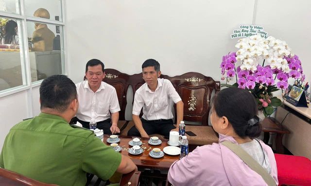 Phát hiện người đàn ông định chuyển 199 triệu đồng gấp, nhân viên Agribank tạm dừng giao dịch, lập tức báo công an