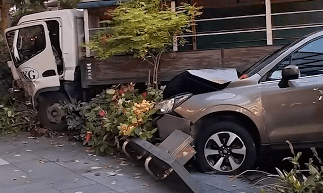 Ô tô mất lái lao vào nhóm người đi bộ trước trung tâm thương mại, 13 người nhập viện