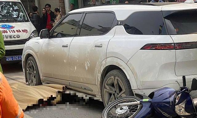 Hà Nội: Ô tô đi lùi trên phố Khâm Thiên khiến 2 người thương vong, gần 20 người hợp sức nâng xe giải cứu người bị kẹt