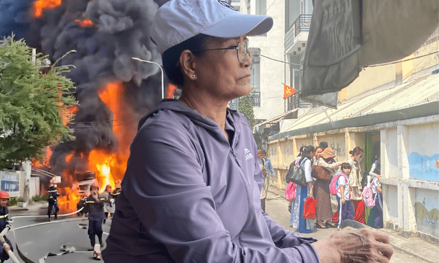 Xe bồn chở xăng bốc cháy ở TP.HCM khiến 700 nhà dân mất điện, nhân chứng hoảng loạn: “Ra là không thấy gì hết, chỉ biết đâm đầu chạy”