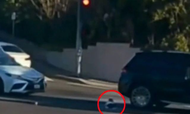 Khoảnh khắc kinh hoàng: Bé gái 19 tháng tuổi bị văng ra khỏi ô tô đang chạy trên đường