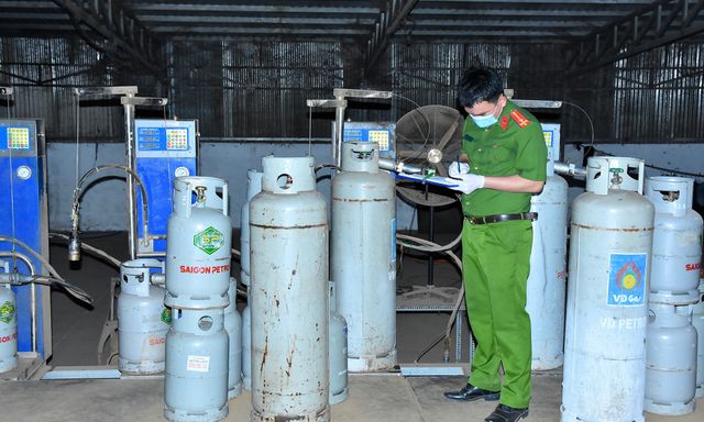 Triệt phá đường dây gas giả: Đồng loạt khám xét 10 địa điểm, thu giữ gần 4.000 bình, 14 xe ô tô