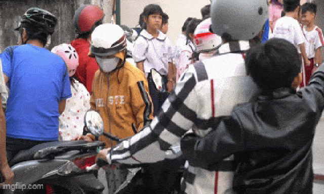 Cảnh tượng lạ tại cổng trường tiểu học ở TP.HCM mỗi buổi trưa: Phụ huynh tay xách cơm, người chờ đón con về nhà