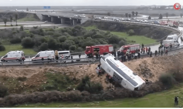 Thảm kịch xe buýt lao xuống vực vì mất lái trong mưa lớn, ít nhất 9 người chết, 26 người bị thương