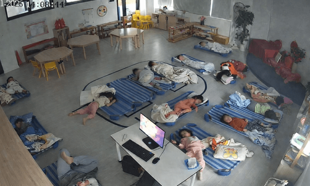 Một bức ảnh giờ ngủ trưa ở trường mầm non gây xôn xao: 