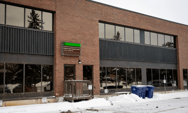 Bỏ rơi hơn 30 học sinh giữa bãi đậu xe, tài xế xe buýt nhận cái kết không ai bênh