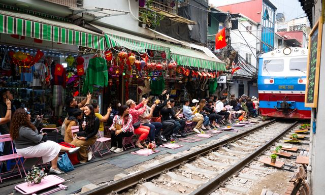 Cà phê đường tàu Khâm Thiên: Kiểm tra buổi sáng, buổi chiều khách đã ngồi kín, háo hức chờ nhặt nắp chai cán bẹp